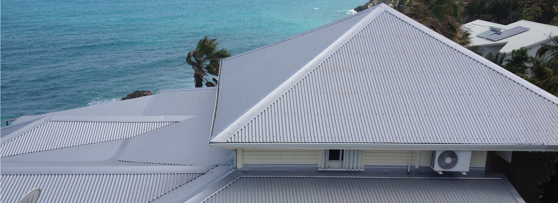 Réalisation de toiture neuve en tôle ondulée sur Le Gosier en Guadeloupe -  Couvreur pour rénovation de toiture à Baie-Mahault - PRO RÉNOVATION 971