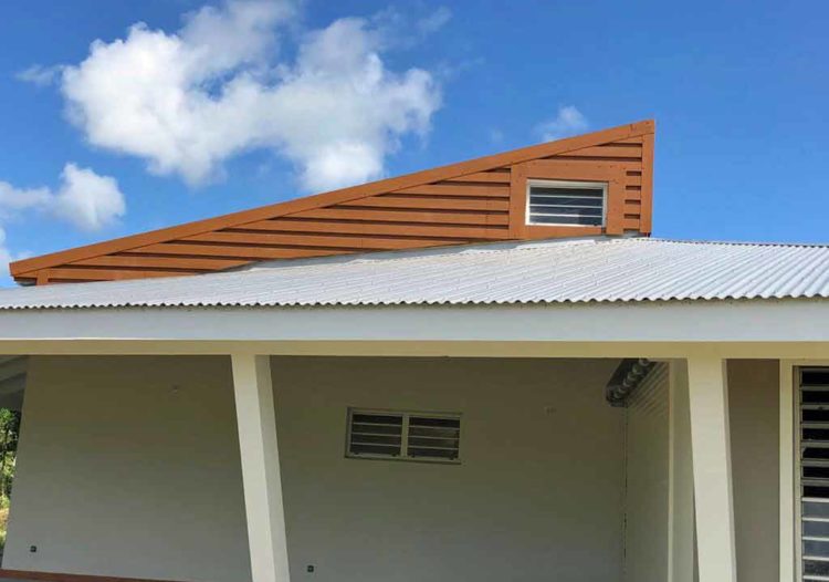 Maison avec un bardage en tôle Guadaba imitation chêne clair par TPG, Tropic Profil Guadeloupe