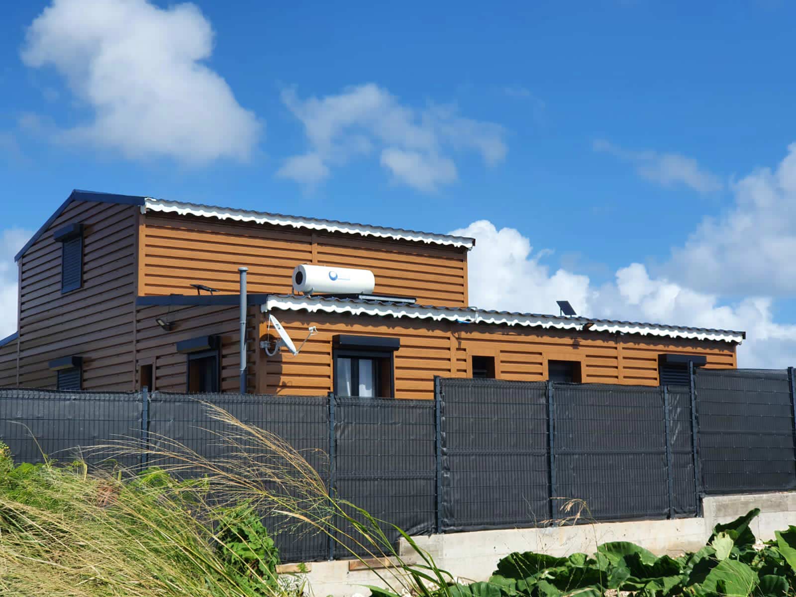 Bardage en tôle Guadaba chêne clair sur une maison de Capesterre à Marie-Galante par TPG en Guadeloupe