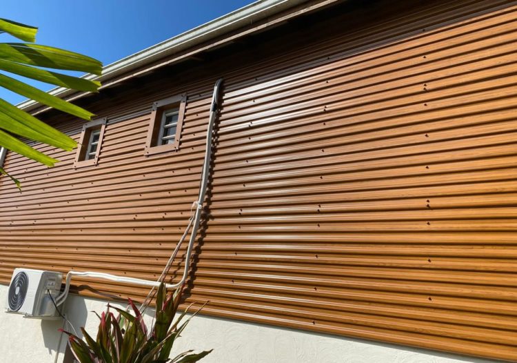 Bardage en tôle Guadaba imitation bois chêne clair - TPG Guadeloupe