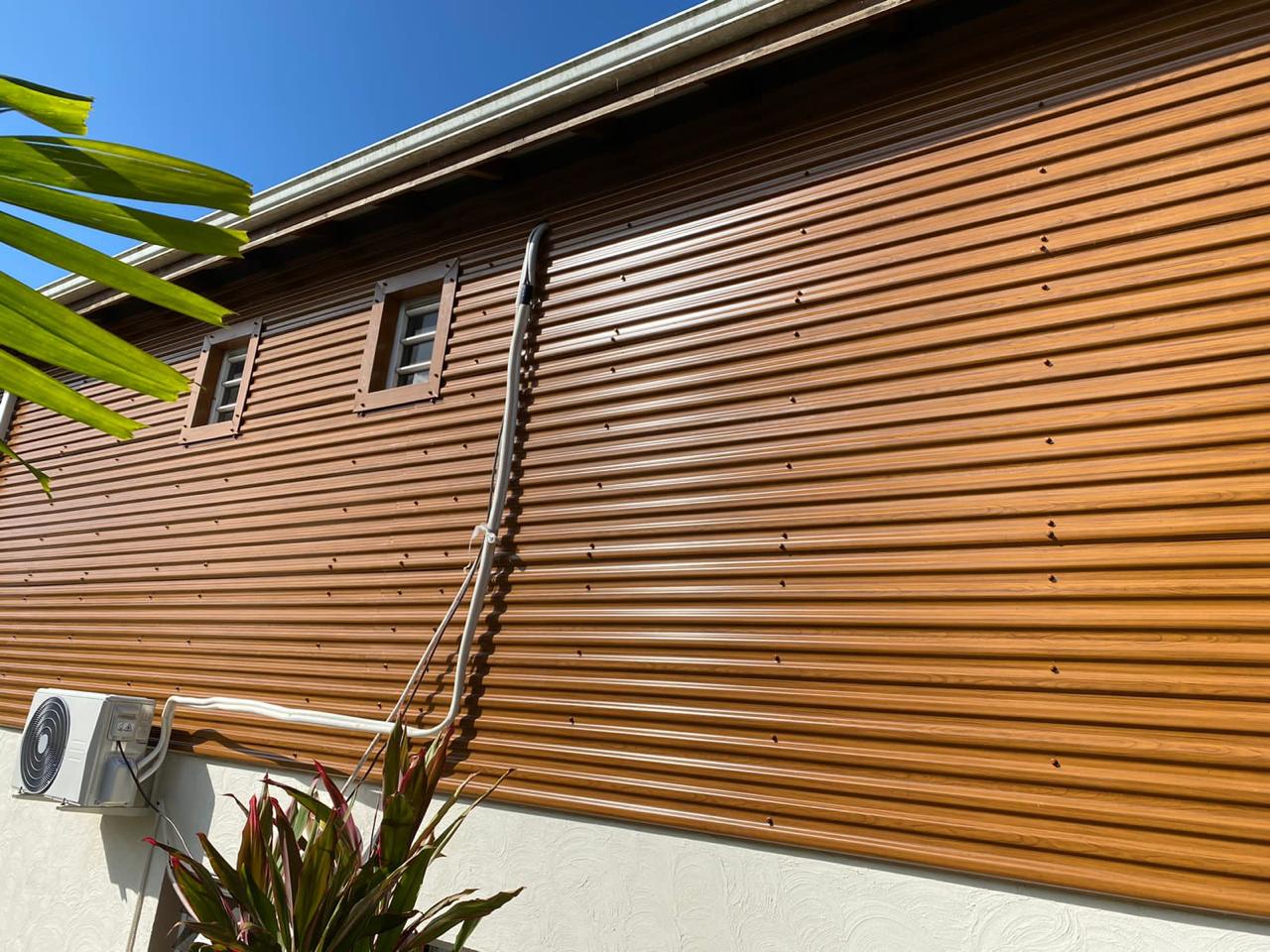 Bardage en tôle Guadaba imitation bois chêne clair - TPG Guadeloupe