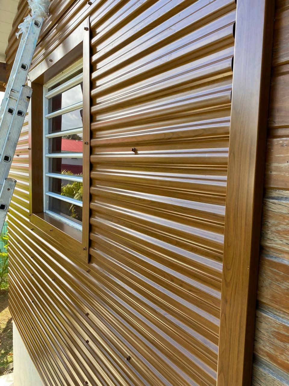 Bardage en tôle Guadaba imitation bois chêne clair - TPG Guadeloupe