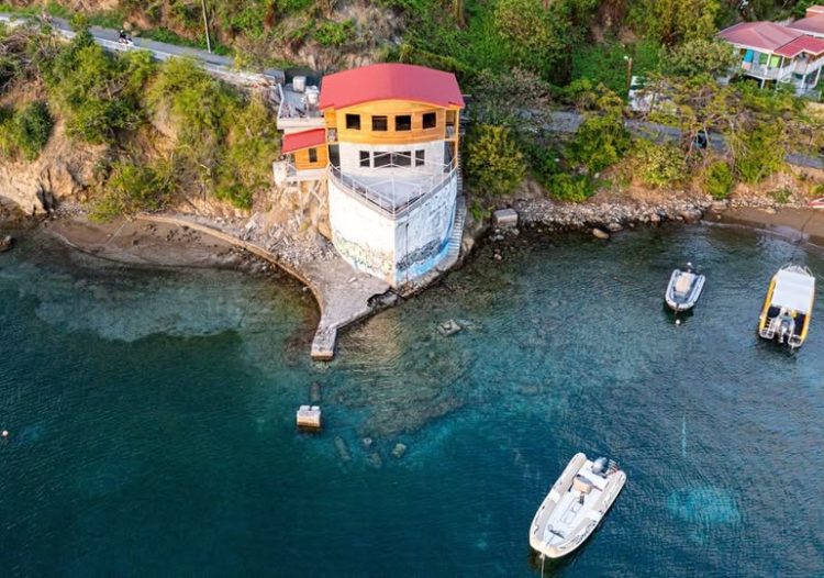 Toiture en tôle ondulée Alu 10/10 Terre de Volcan - Bateau des îles - Terre de Haut - Les Saintes - TPG - Guadeloupe - Crédit-photo : Marc Dutriaux
