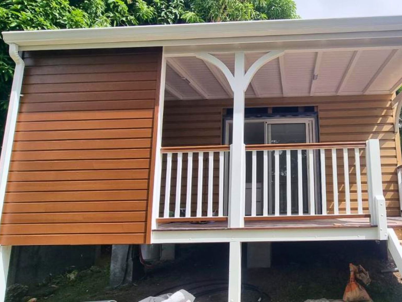 Bungalow en bardage en tôle Guadaba imitation bois, TPG Guadeloupe