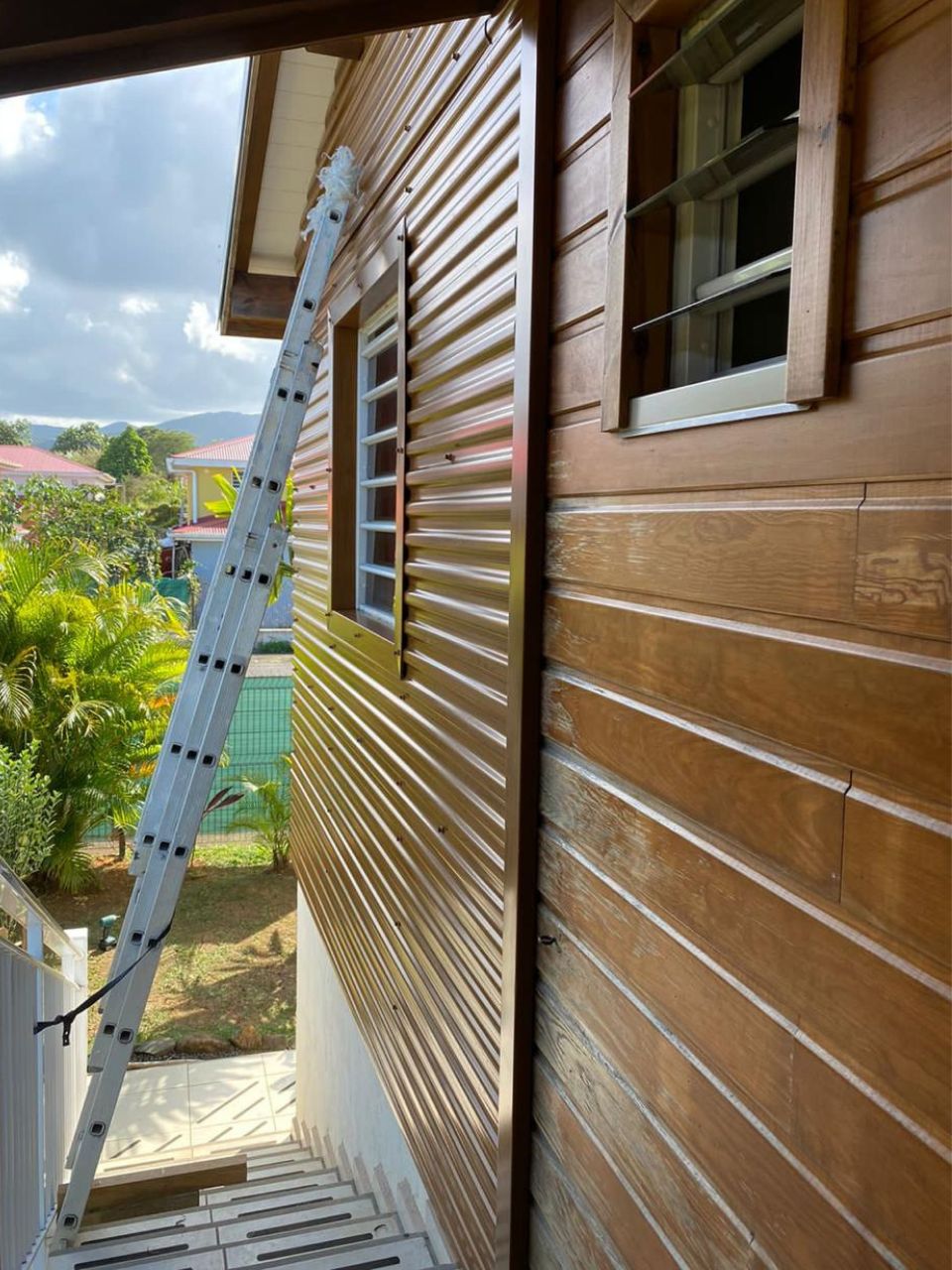 Changement du bardage en bois par du bardage ondulée carrée en imitation bois Chêne clair par TPG en Guadeloupe
