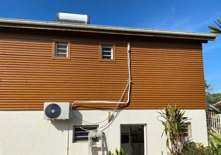 Changement du bardage en bois par du bardage ondulée carrée en imitation bois Chêne clair par TPG en Guadeloupe