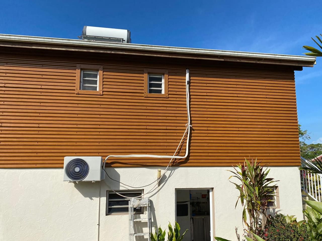 Changement du bardage en bois par du bardage ondulée carrée en imitation bois Chêne clair par TPG en Guadeloupe