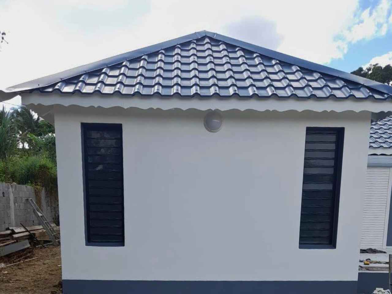 Toiture en tôle tuilée bleu ardoise par TPG en Guadeloupe