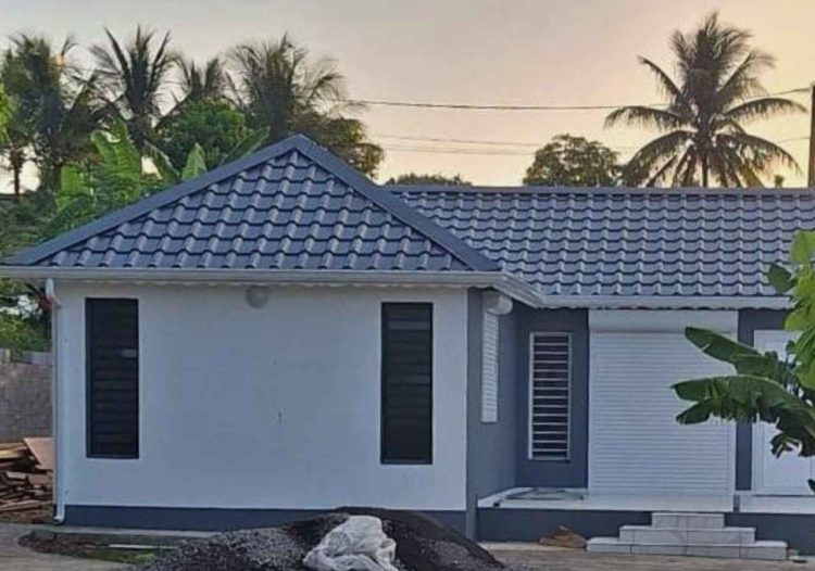 Toiture en tôle tuilée bleu ardoise par TPG en Guadeloupe