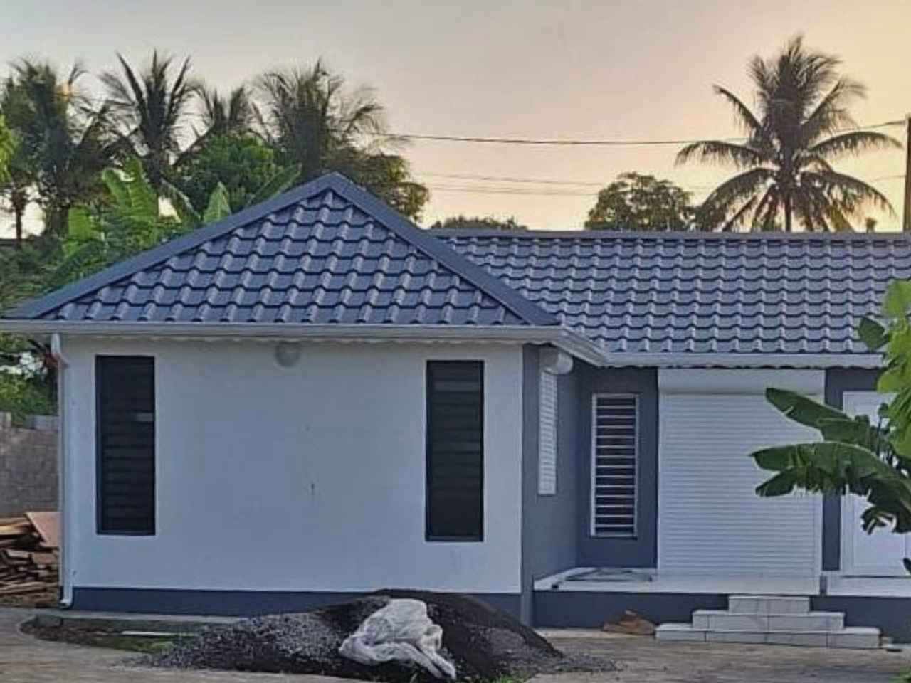 Toiture en tôle tuilée bleu ardoise par TPG en Guadeloupe