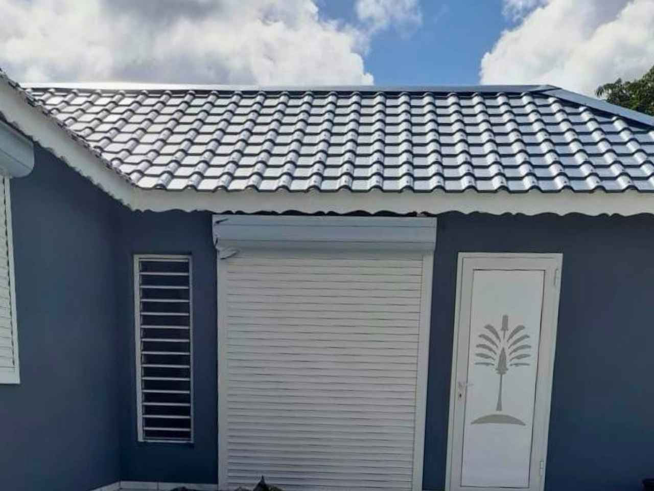 Toiture en tôle tuilée bleu ardoise par TPG en Guadeloupe
